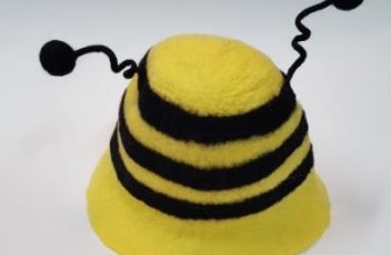 прикольная банная шапка пчела